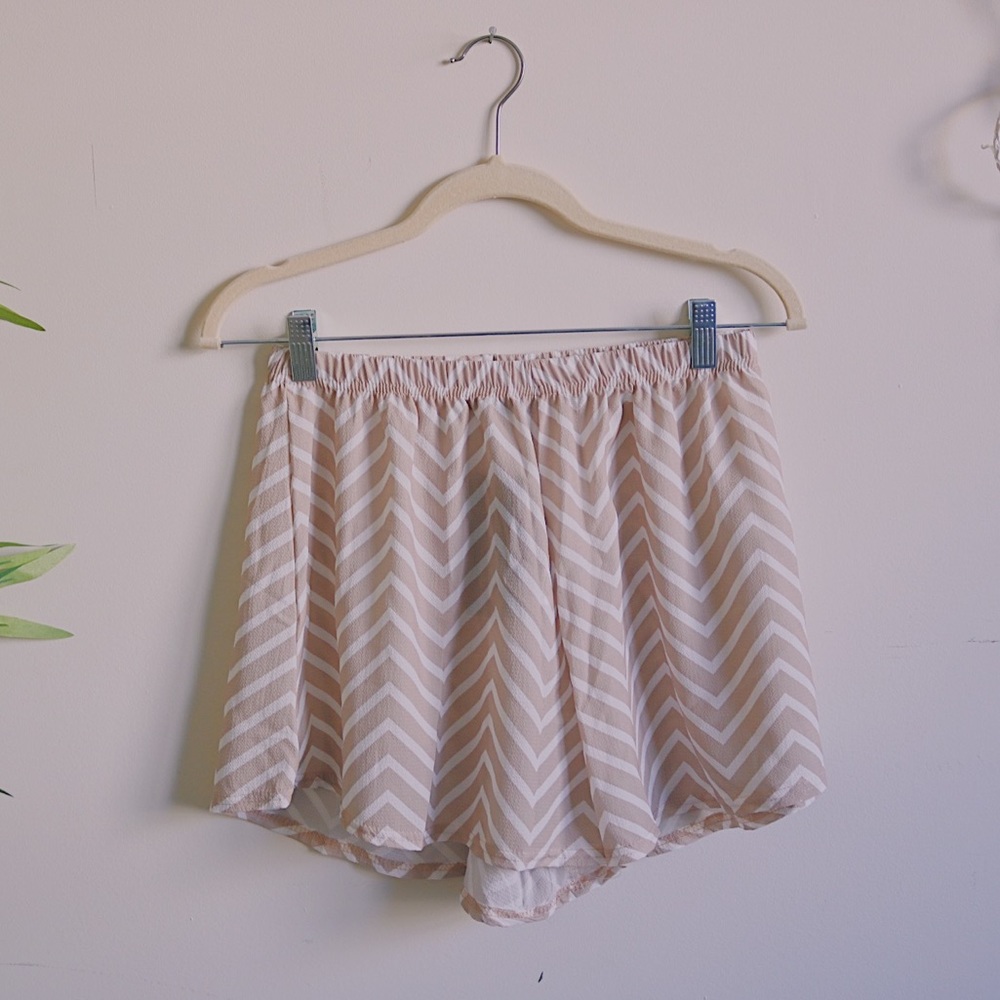 ✰ flirtatious nude & white chevron shorts ✰